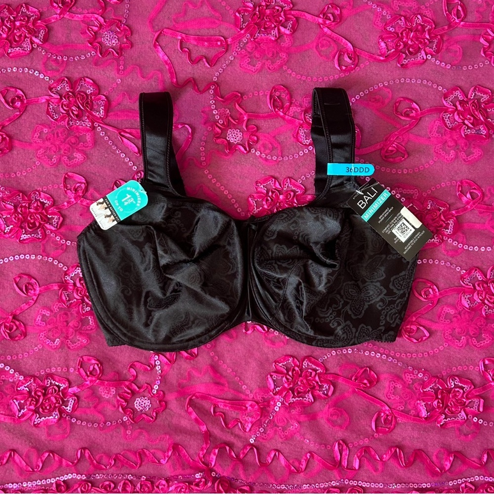 NWT black wired bali minimizer bra